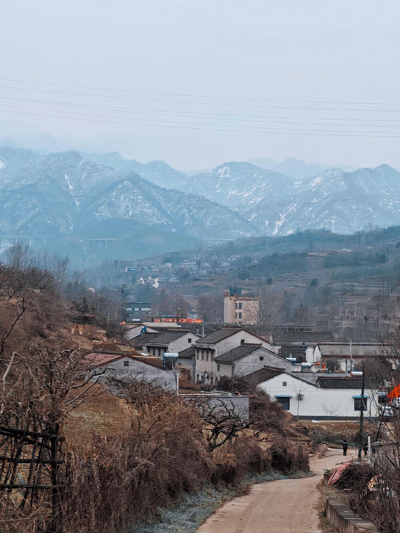 远处的秦岭雪与近处的村庄，横亘在山间的是宝汉高速秦岭雪景抖出你的家乡