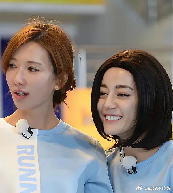 迪丽热巴一直yx大美女，实则和别人同框一个也艳压不了