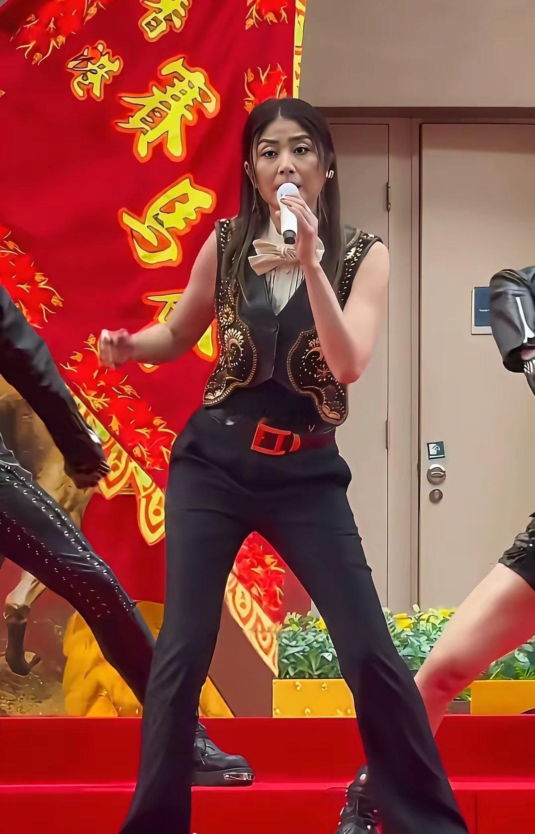 陈慧琳都开始在这种级别的舞台演出了，她不是天后吗​​​