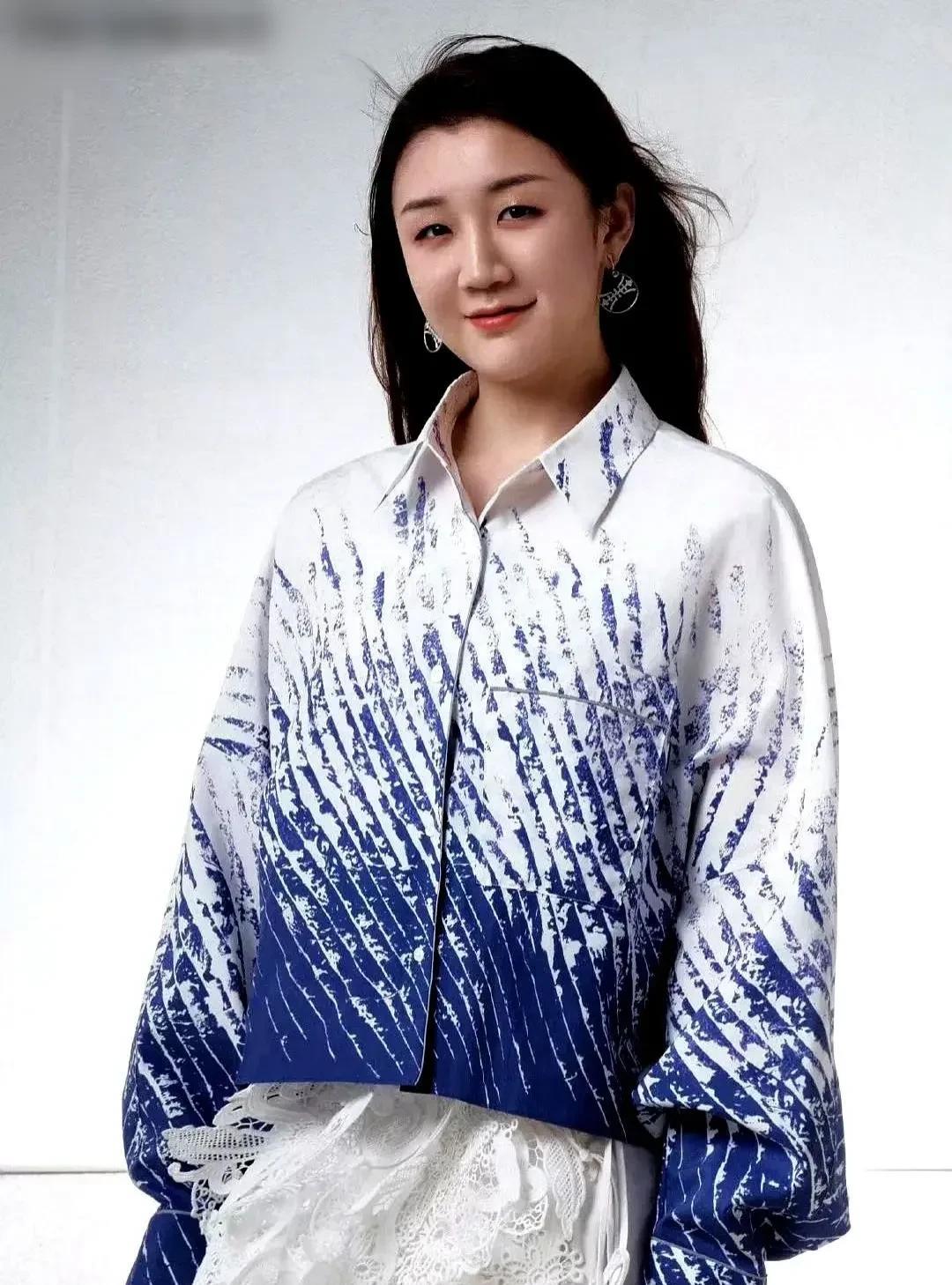 在《是女儿是妈妈第二季》里，李艾问陈梦:“你的择偶标准是什么？”陈梦说:“首先是
