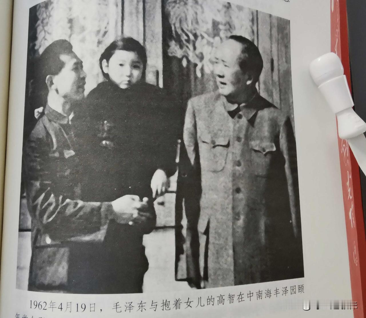教员这张经典照片拍摄于庐山，是云鹤拍摄的，时间是1961年9月15日早晨。1