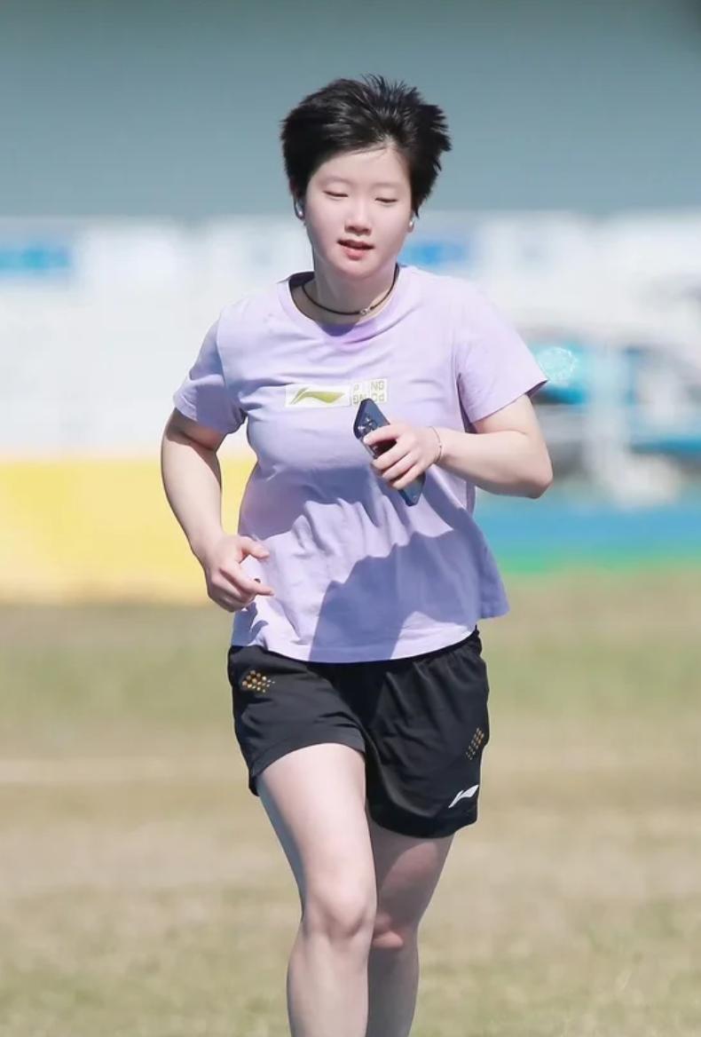 有脱口秀演员说孙颖莎不美，太土了！你来，我们聊聊，莎莎到底时不时尚！我们不生气,