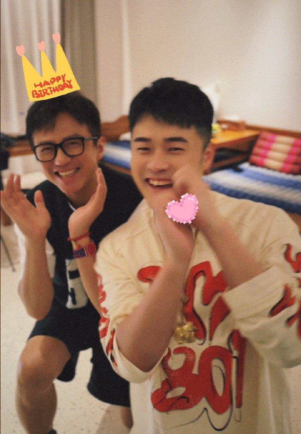 陈赫：超哥，你等会儿下车，我敢打赌，你绝对是低头、摸头、耍帅，一步都不少。邓