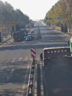 为何要和稀泥？在一则交通安全警示教育案例中，一名男子骑着电动车旁若无人地横穿马