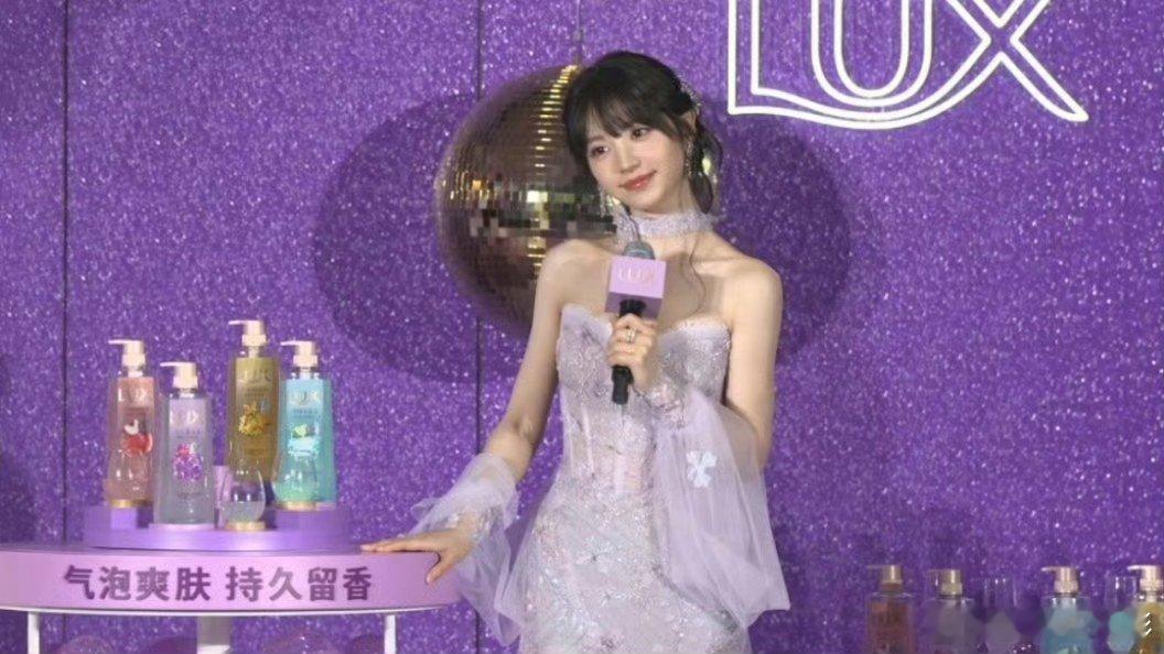田曦薇深圳活动生图田曦薇真是生图的神，不管线下饭拍还是直播截图都好绝，这个状态太