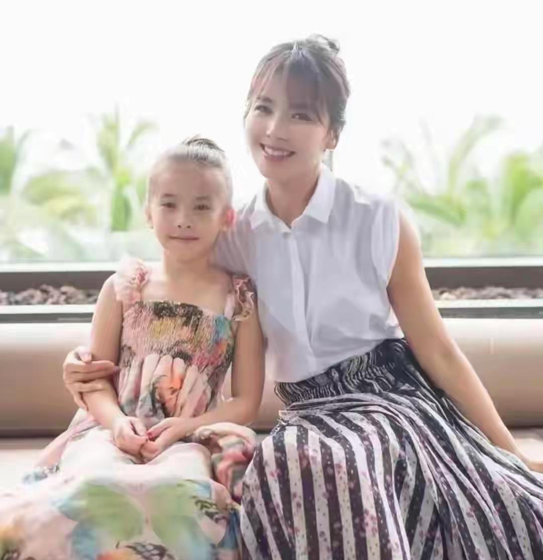 她真的太像妈了像得让人看了都心疼这哪是女儿，分明是复制粘贴17