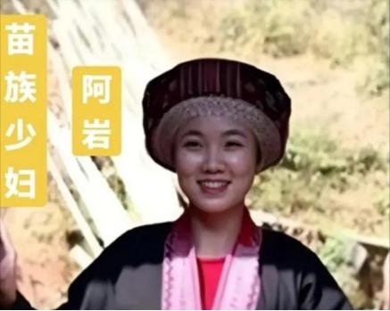 1984年，副连长王仁先在战斗前，悄悄来到暗恋他的房东阿岩房间，他低着头说：“阿