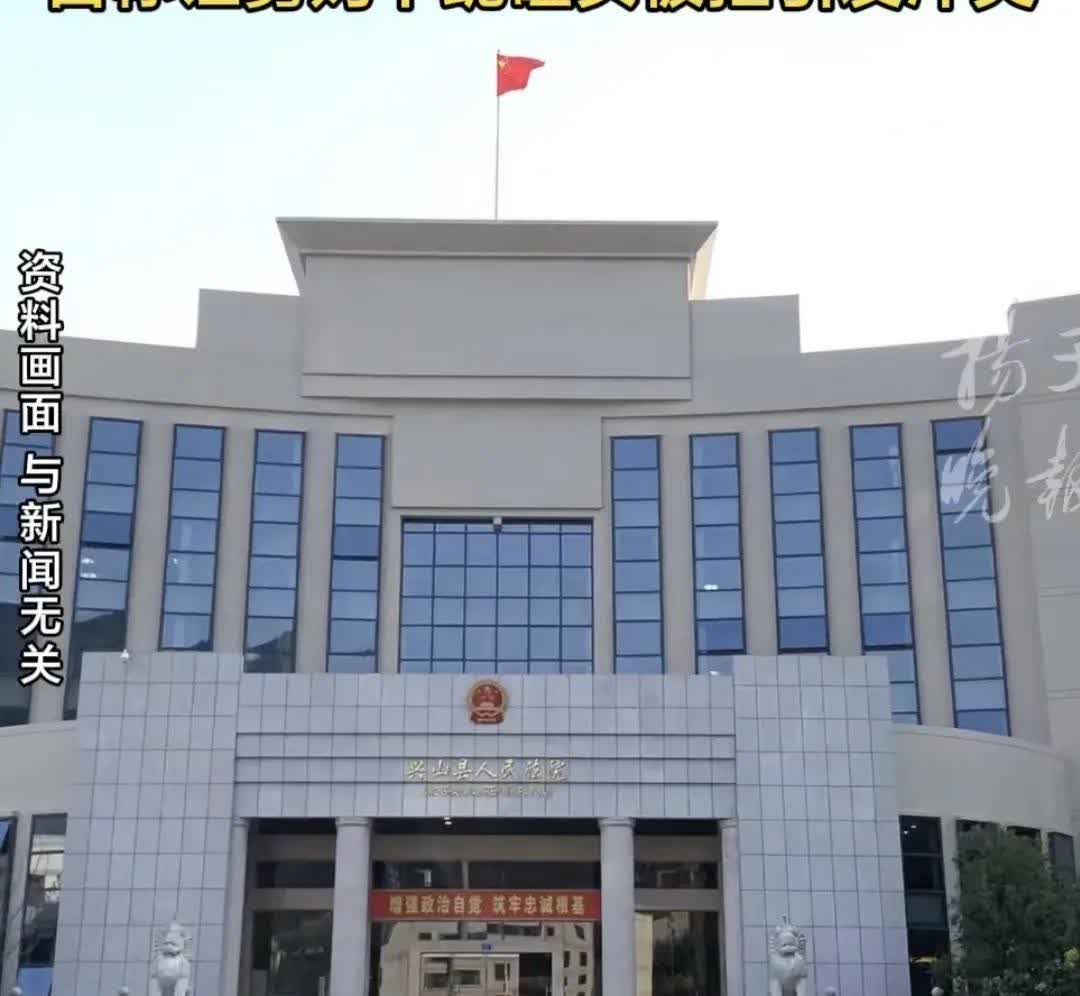 湖北，男子在灵堂上，按住舅妈肩膀，让她下跪，给去世的外公磕头，舅妈骂了他，还打了
