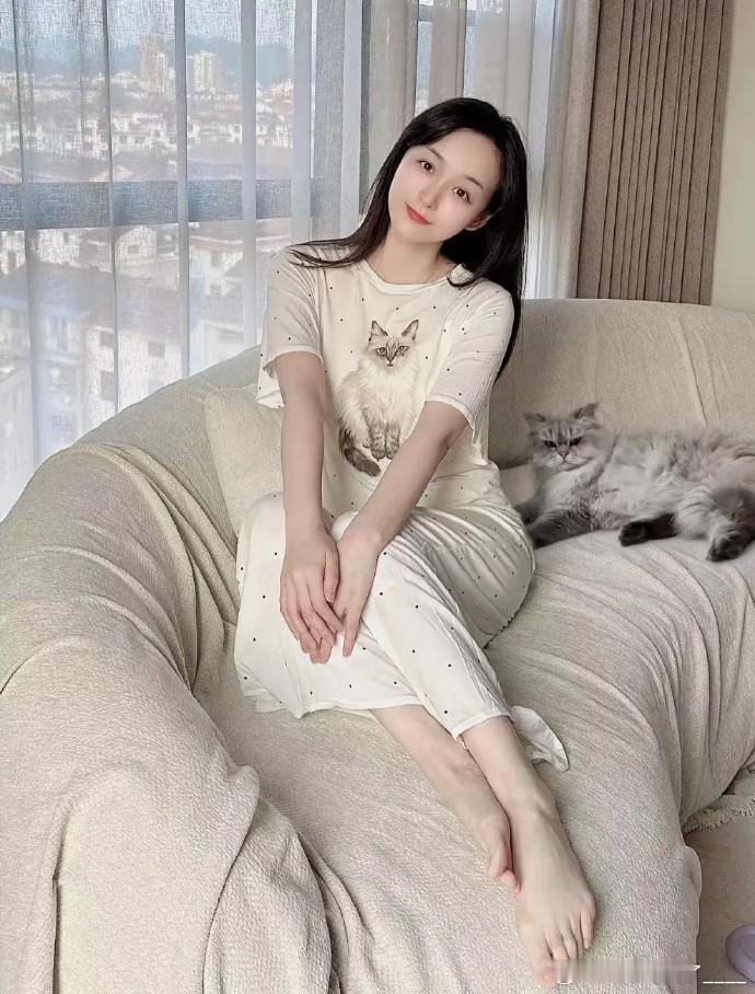何泓姗的脚趾头着实有点稠，这一细节在一定程度上拉低了整体颜值，让人有些许意外。
