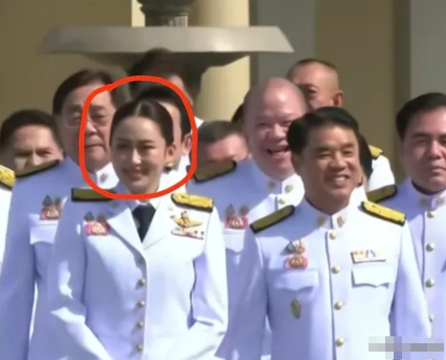 佩通坦笑了！她大概已经想明白了眼下的局势。目前来看，佩通坦依然掌握着三大关键