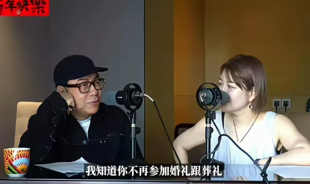 蔡康永的人设，被杨天真一顿年夜饭给撕碎了。​​谁能想到，2026年大年三十，那