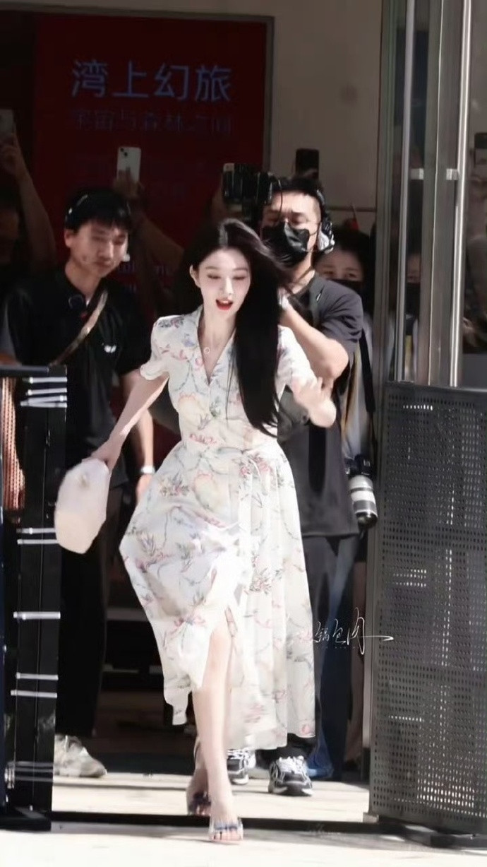 王楚然绊了一下反而出了神图绊脚变摆拍，这松弛感绝了！