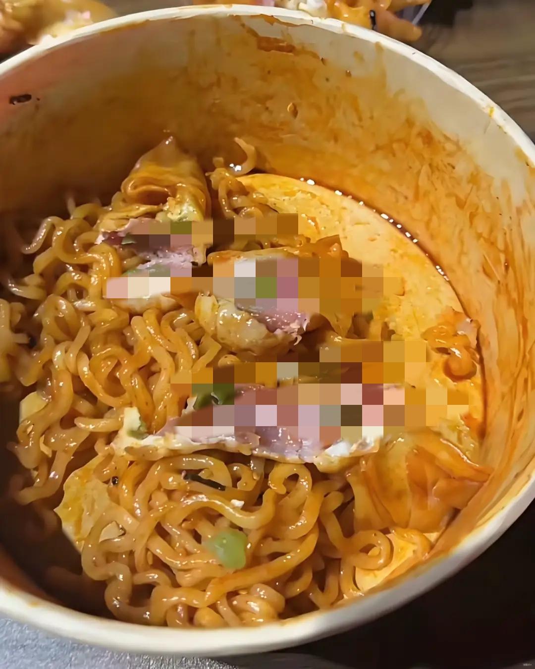 路边摊遇奇葩事不稀奇，但这女生的操作也太暖心了吧！点碗看着香喷喷的馄饨，咬一