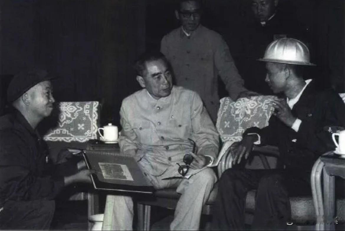 1966年9月，周恩来总理同王进喜、张仲珉交谈的老照片。王进喜是大庆油田1205
