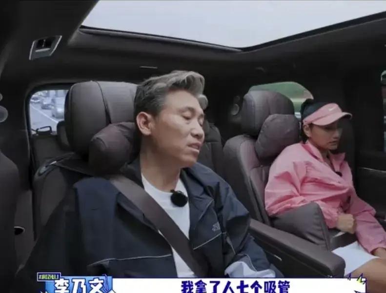 李乃文买一杯咖啡，拿7根吸管，真的很浪费，主要是吸管是一次性的用品，拿多了，其实