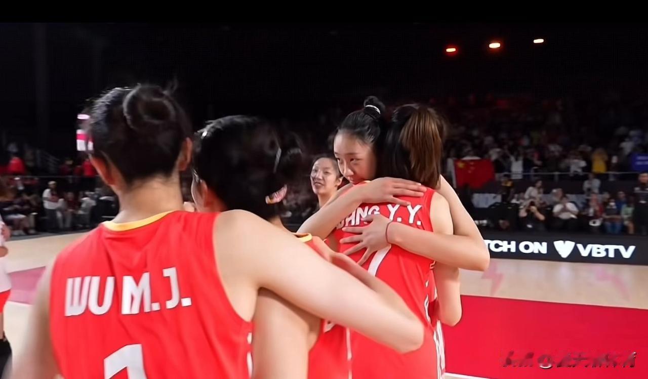 王媛媛哭了[哭哭][哭哭]打完多米尼加女排后，场下的替补队员跑上来找主力队员庆祝