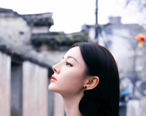 会变成深渊里面救赎自己的一束浪漫拘谨的皎月