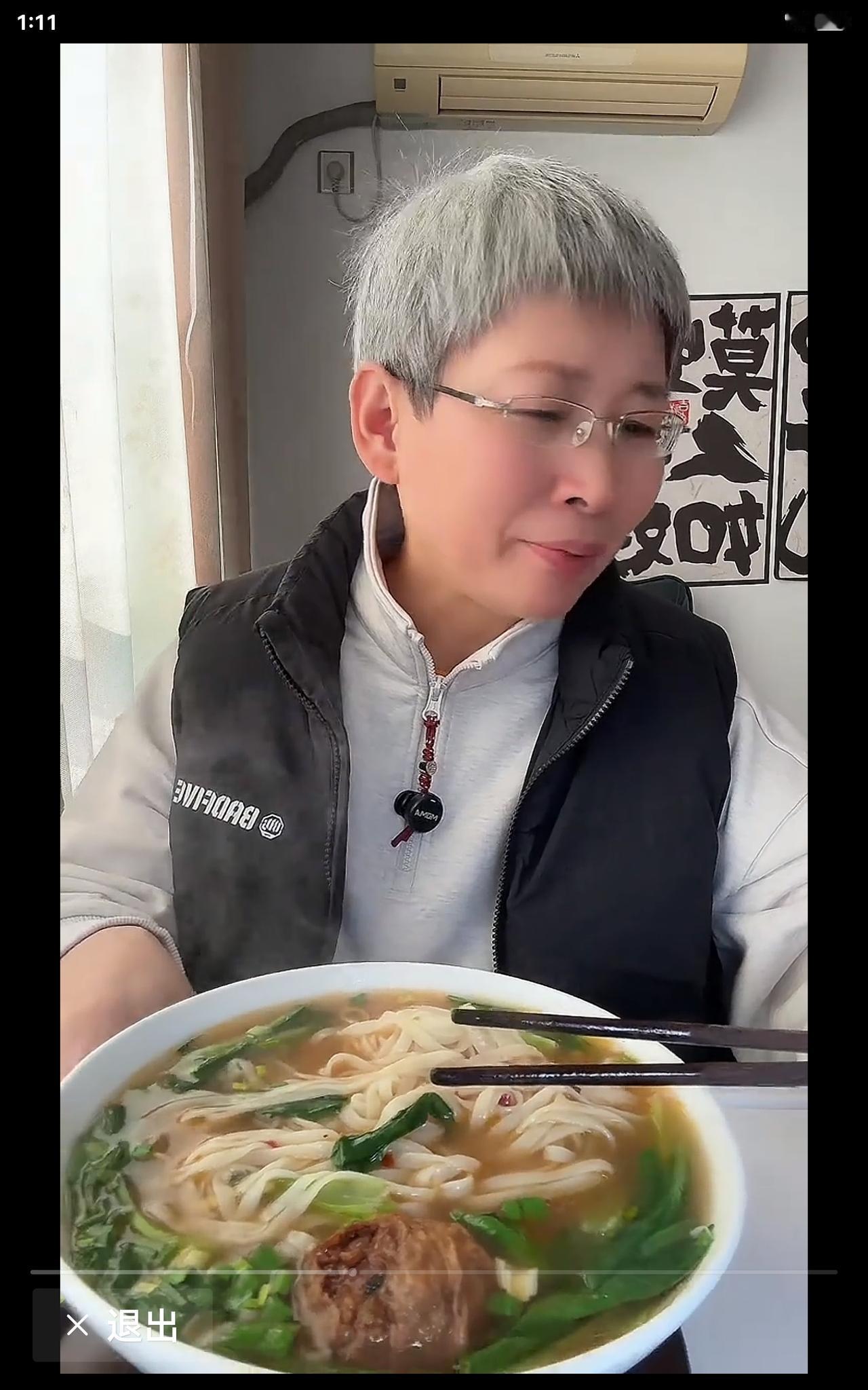 奶奶又被气得不轻，不过这次不是因为股票，而是老阿公尿裤子了，折腾了整整一上午。患