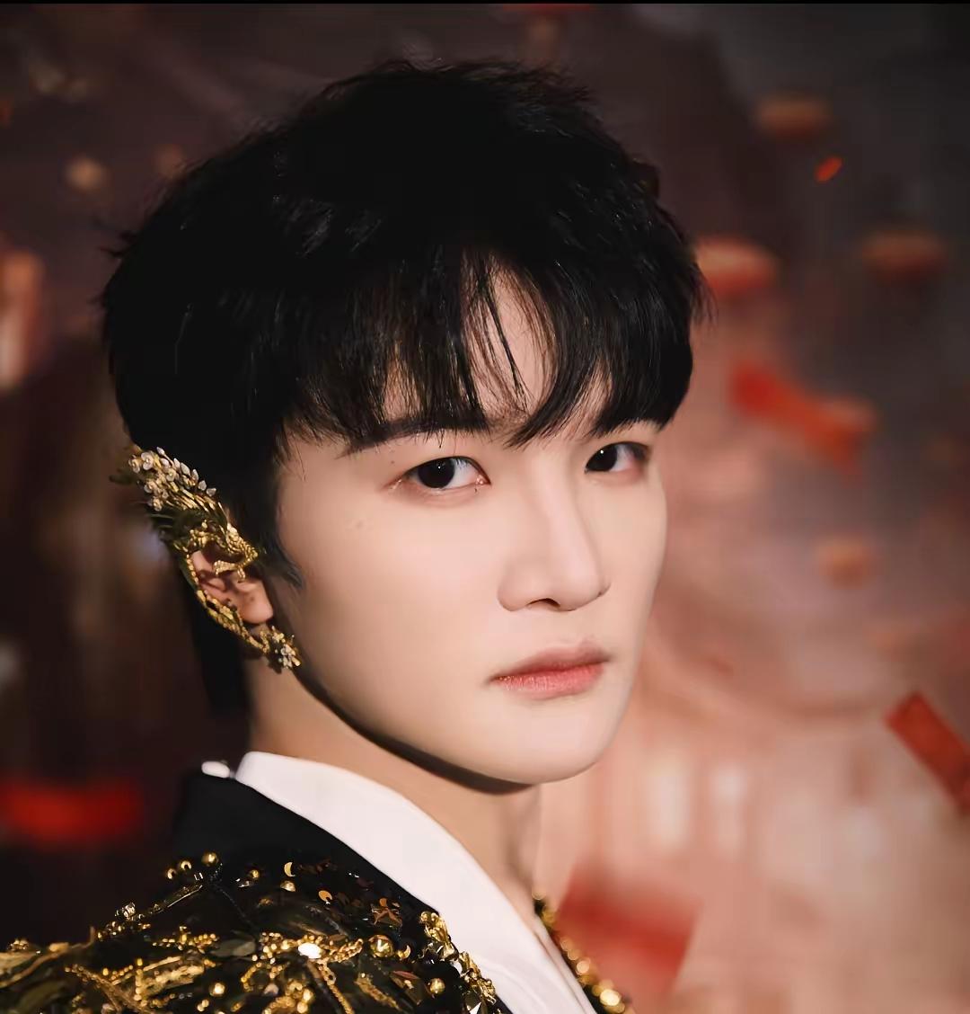 周深真的太有钱了普通人几万年都赚不到周深以OST、演唱为主，很多歌曲只是演
