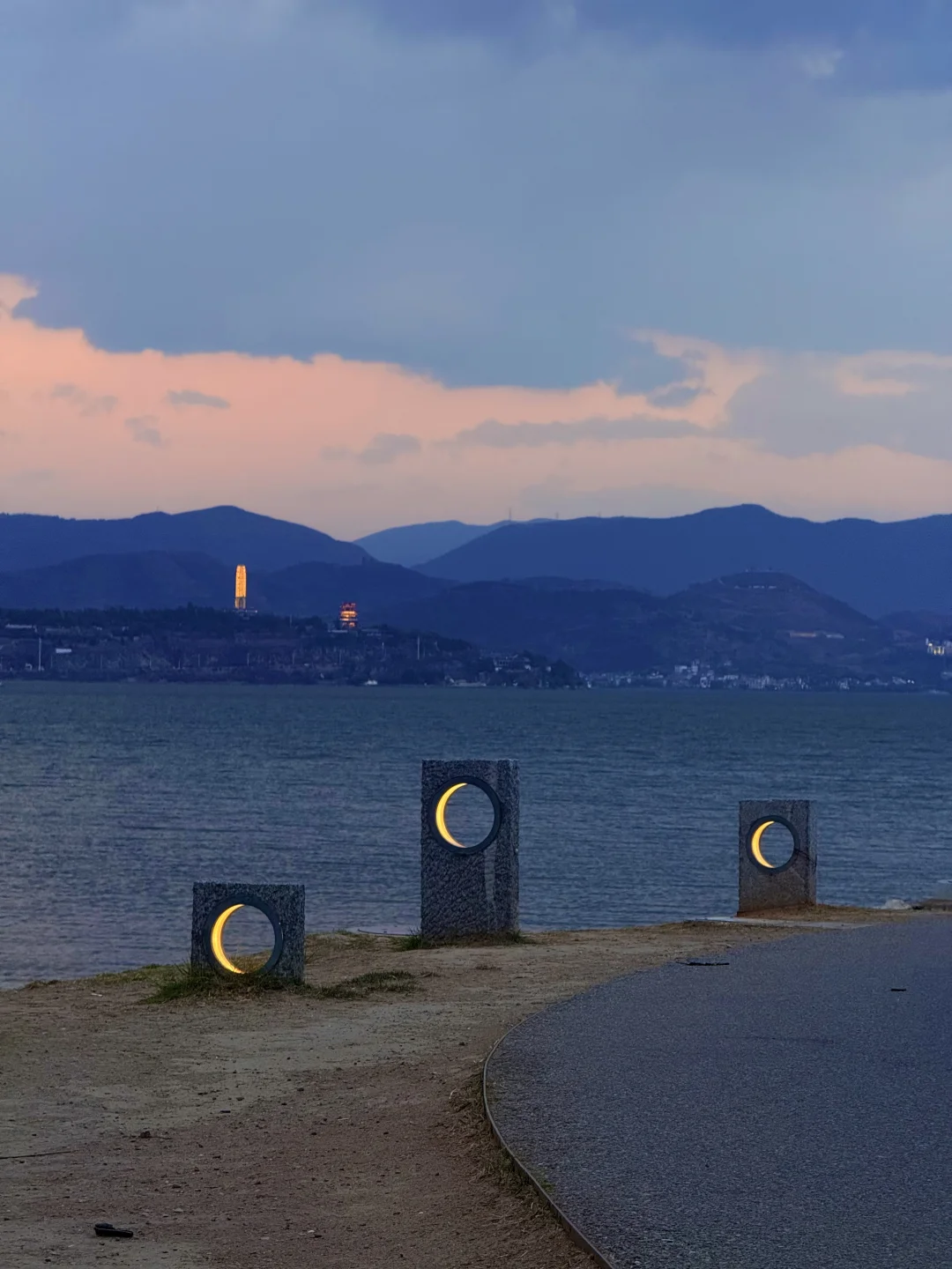 大理洱海畔，三个月亮🌙