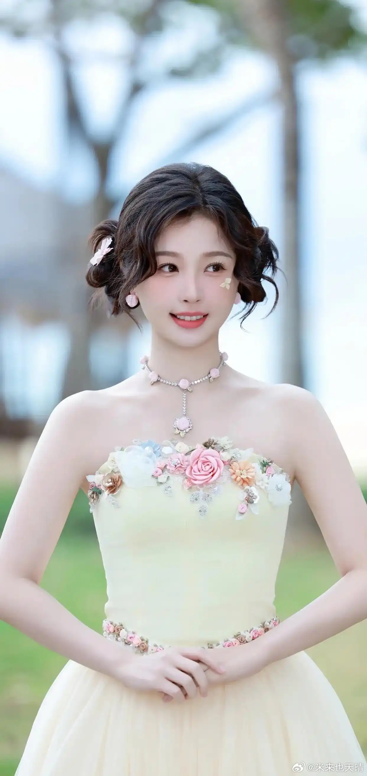 虞书欣甜美得像掉进蜜罐，糖分超标让人心都化了每一张都是可以直接当壁纸的程度啊