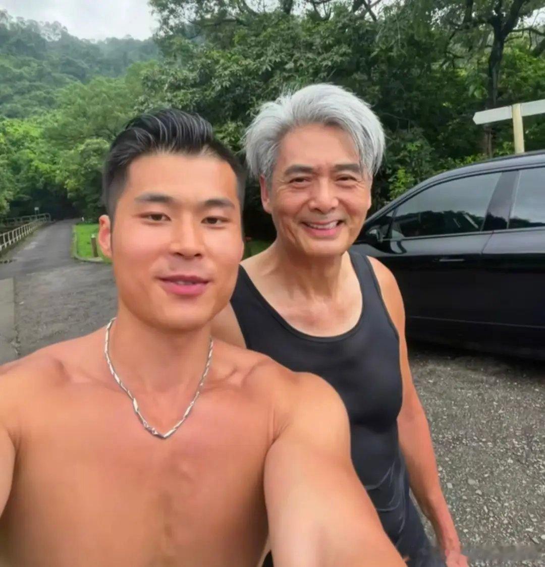 71岁周润发在香港山上跑步被偶遇，他穿着一身黑衣，大汗淋漓，整个人看起来精气神饱