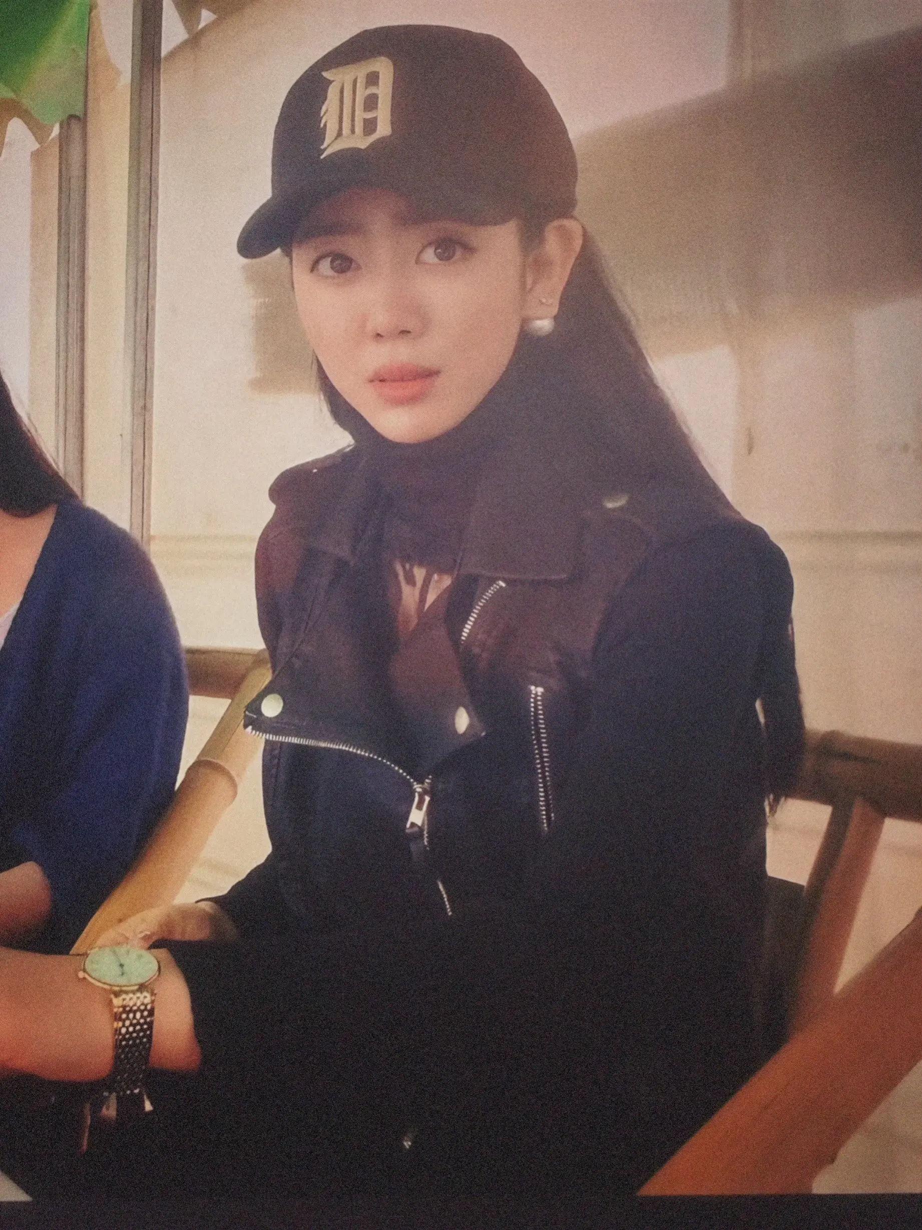 我的青春回头看了我一眼， 笑着说：你现在，比从前更耀眼。