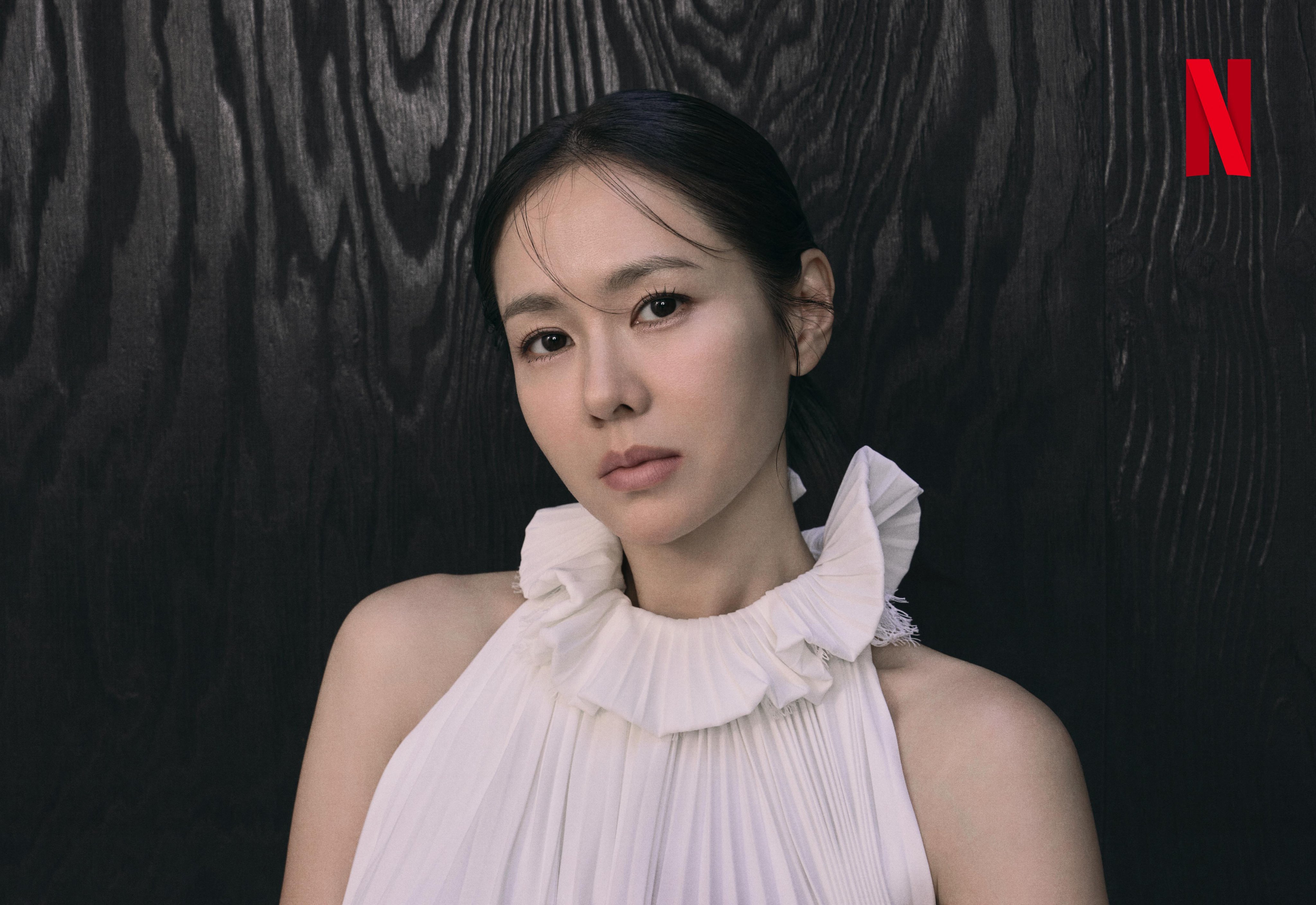 #池昌旭#《丑闻》网飞画报，哦哦，拿个扇子还真像小公主了[笑着哭]不过这个裤子真有点不好恭维[大笑]