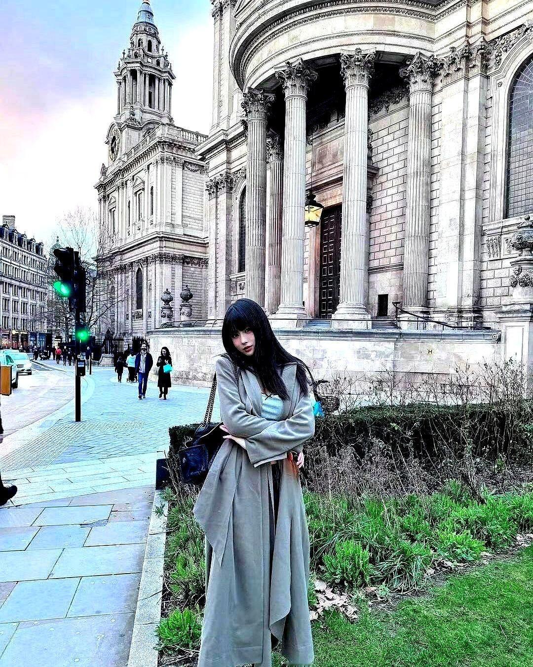 最近刷到小苹果的近照，直接把我看愣了！身高快一米八，超模妈妈葛荟婕的大长腿完美继