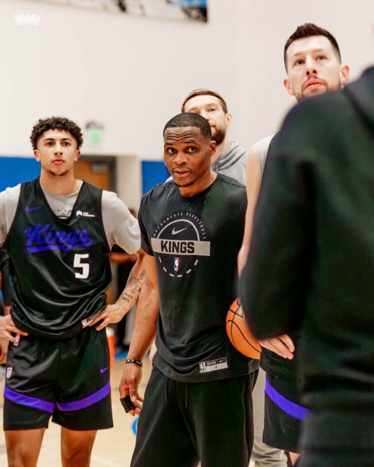 都说勇士后卫多,国王队也不遑多让!勇士新赛季阵容后卫储备:1,库里——身高