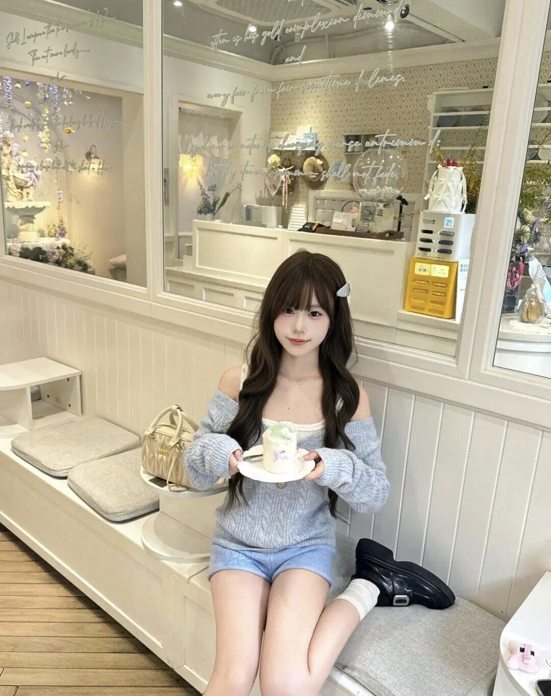 浅蓝针织衫撞上圣诞绿，是属于冬日的清甜呀🎄