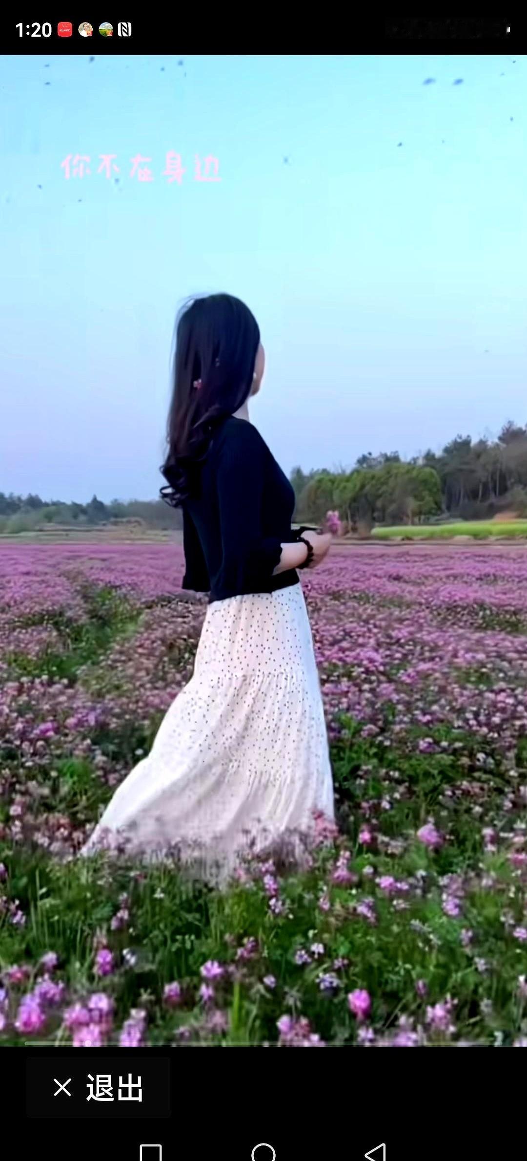 对面那哥们连输四百多，一把没胡。他突然把身前的牌往前一推，扯着嗓子喊麻将馆老板来