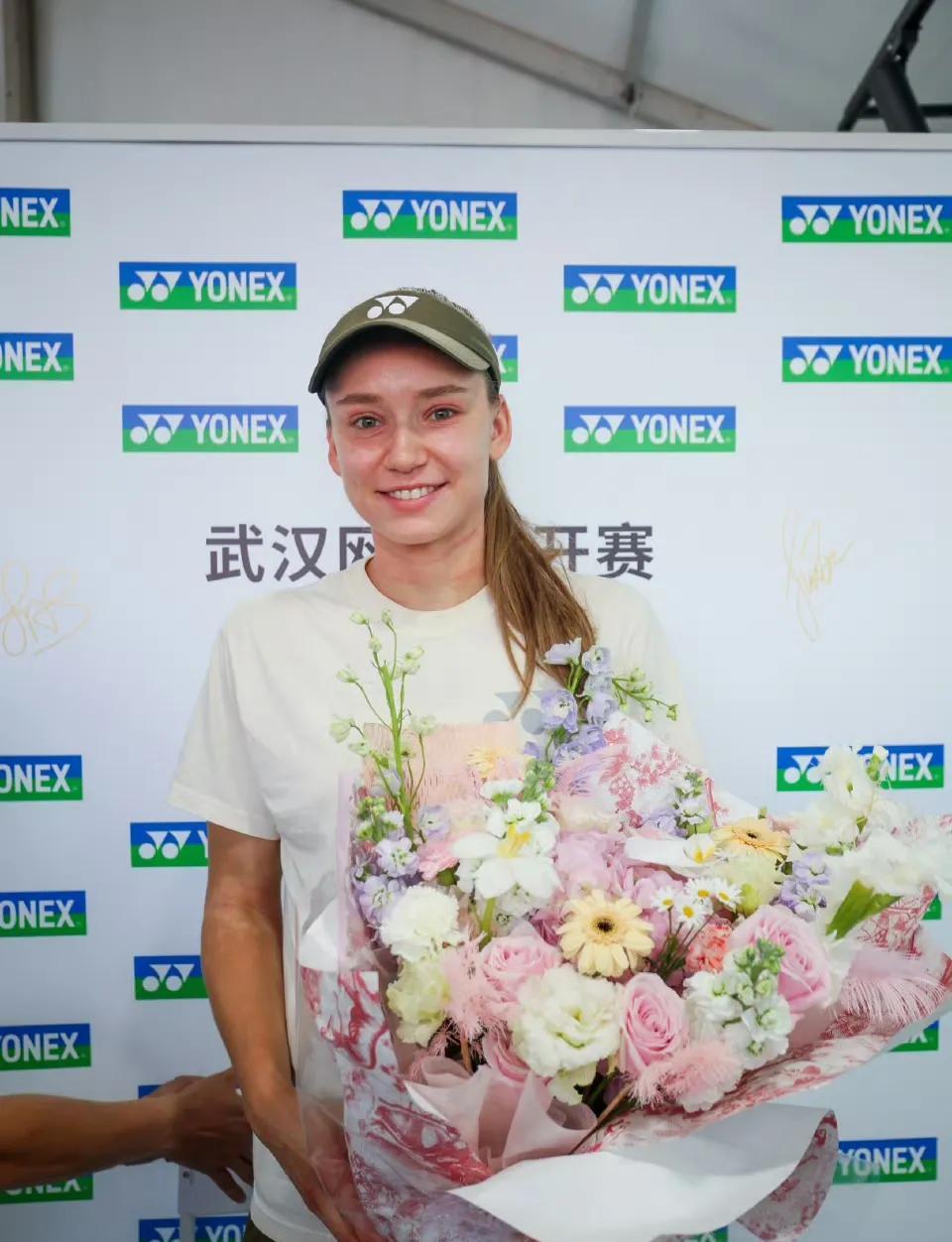 “网球界在逃超模”莱巴金娜来啦！她一出现在武网，现场球迷一阵哗然：“哇，好高啊