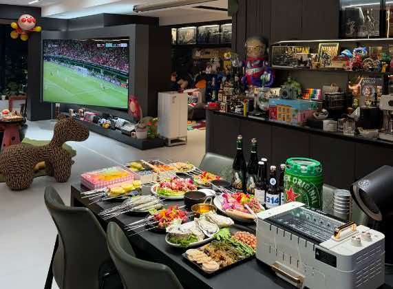 周末朋友在家收拾衣柜，翻出好几件吊牌还没拆的衣服。我去她家玩耍，看到笑了一声："