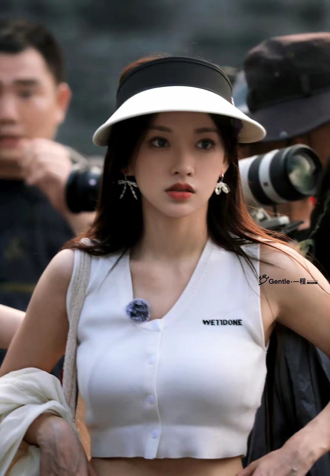 程潇最近的私服穿搭又出圈了，简单清爽的搭配反而更显气质，果然颜值高就是任性啊！不