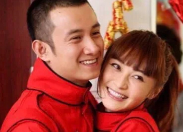 2019年，文章马伊琍宣布离婚，马上有记者跑去问姚笛：“你还想嫁给他吗？”姚笛直