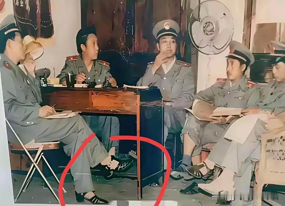 80年代男人的皮鞋都是高跟，一般人真的穿不起。那时穿皮鞋有身份，打个鞋掌走路走