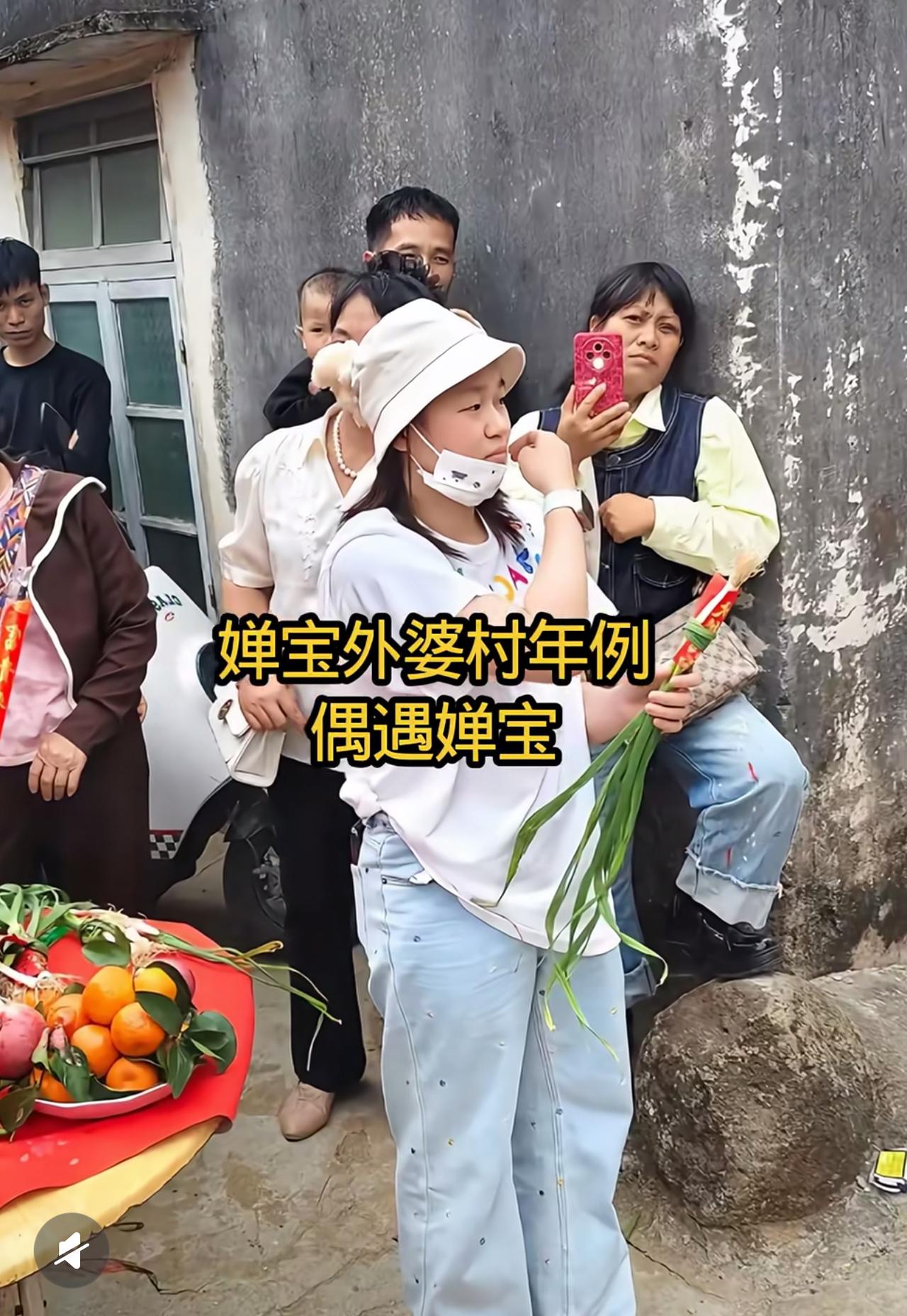 全红婵过年在外婆家参加年例，一下子引来周遭村民的围观。婵宝前一段有在用心减肥