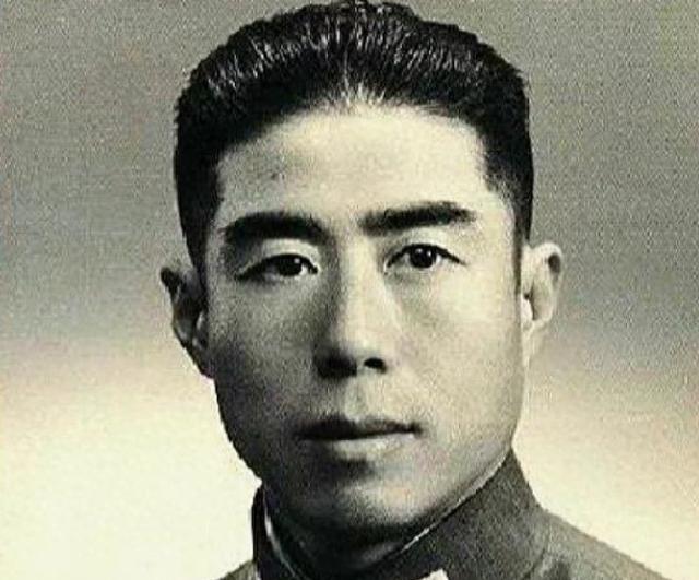 1944年，河南伊川县保安团的汉奸团长设宴款待众多日本高级军官。席间，一名伙计突