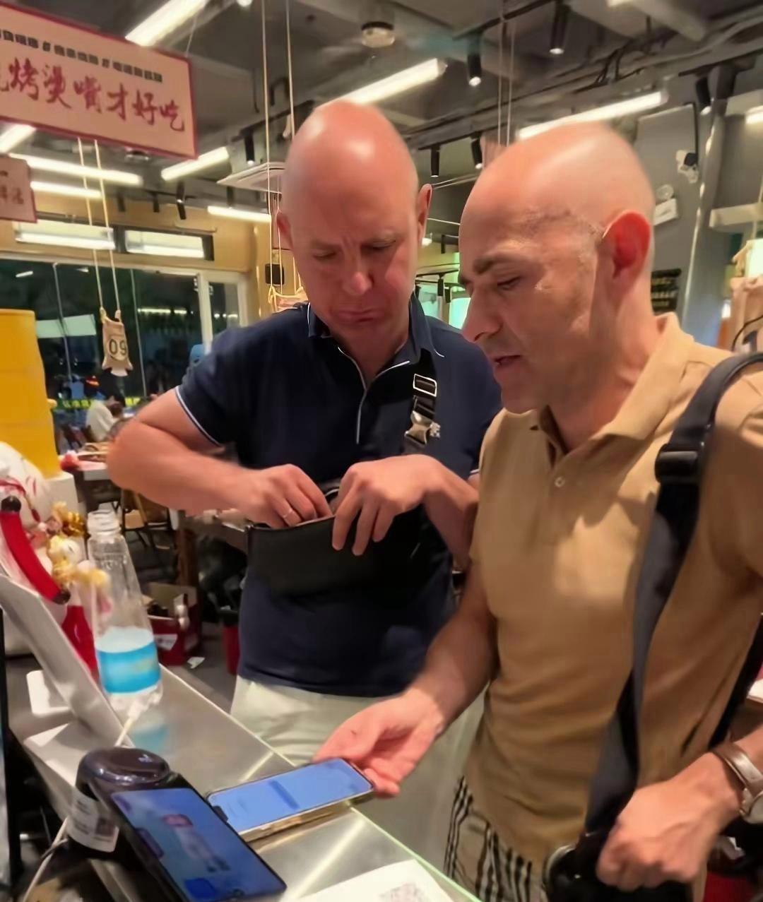 南昌烧烤店免单外国食客，对方次日还钱，善良却遭网络恶评在南昌一家烧烤店里，发