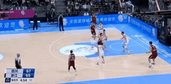 余嘉豪再进三分球！！牛逼！！！浙江领先了！！