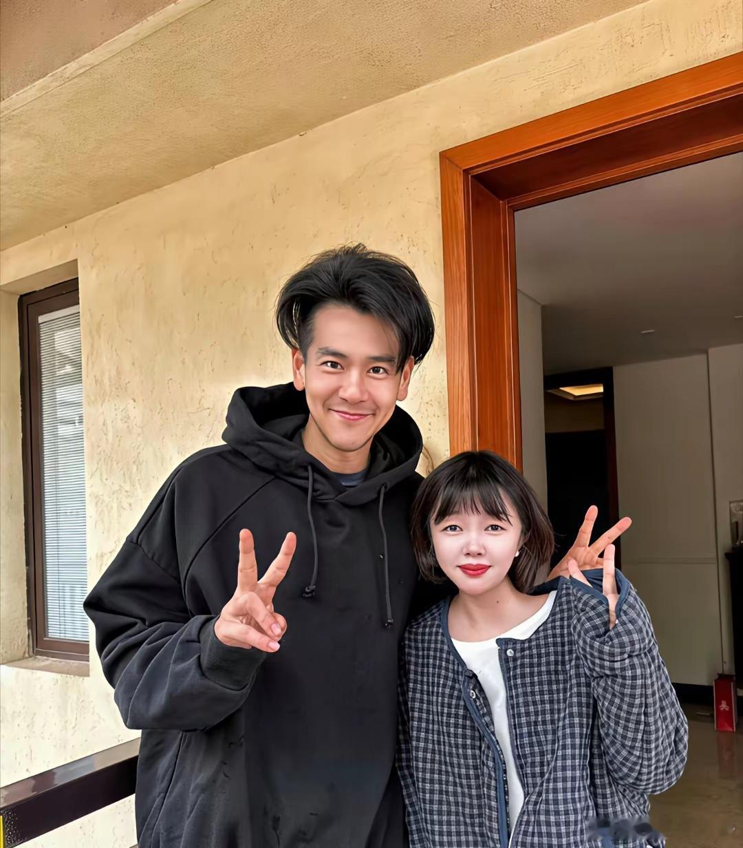 网友在云南偶遇彭于晏，他现在好瘦，显得脸更长了，但还是很帅，就是这个发型实在太奇