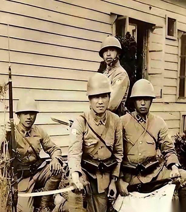 一个日本军曹咧开大嘴，对着16岁的盛冬根竖起大拇指：“你的，良民！大大的好！”