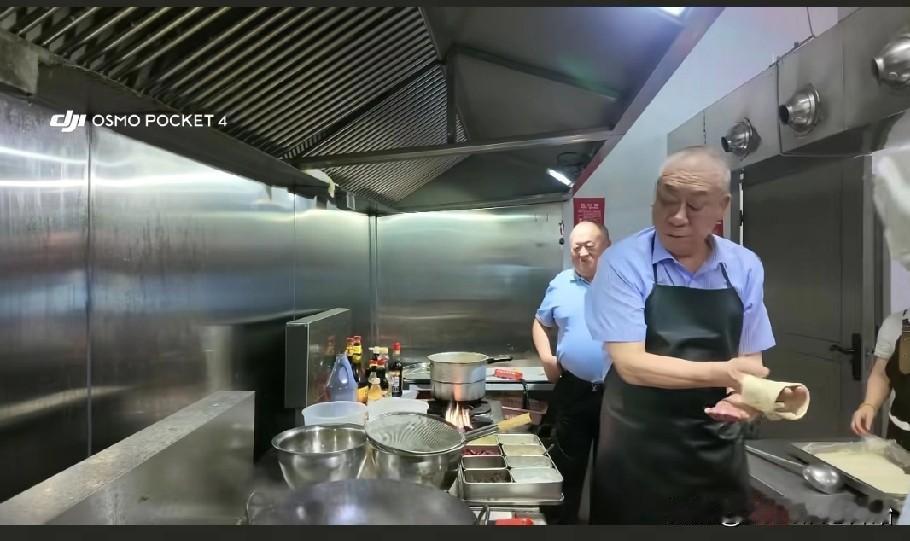 崔总这厨艺真是了得，一下子把一小块面拉成了这么细长的面条，站在旁边的朋友不禁投来