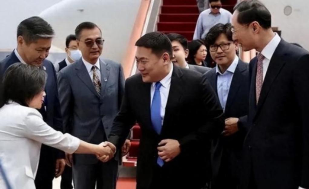 3年前，蒙古想跟美国做稀土生意，结果发现自家没港口，于是想低价租用中国天津港50