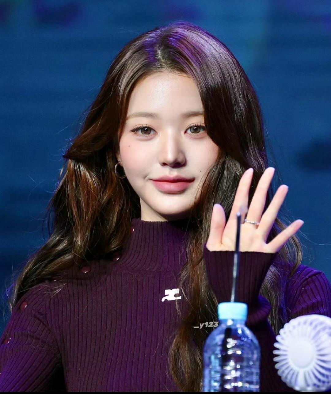 张元英这个嘴唇怎么这么厚了？以前就觉得她是清纯挂神颜，幼态感拉满，结果今天一