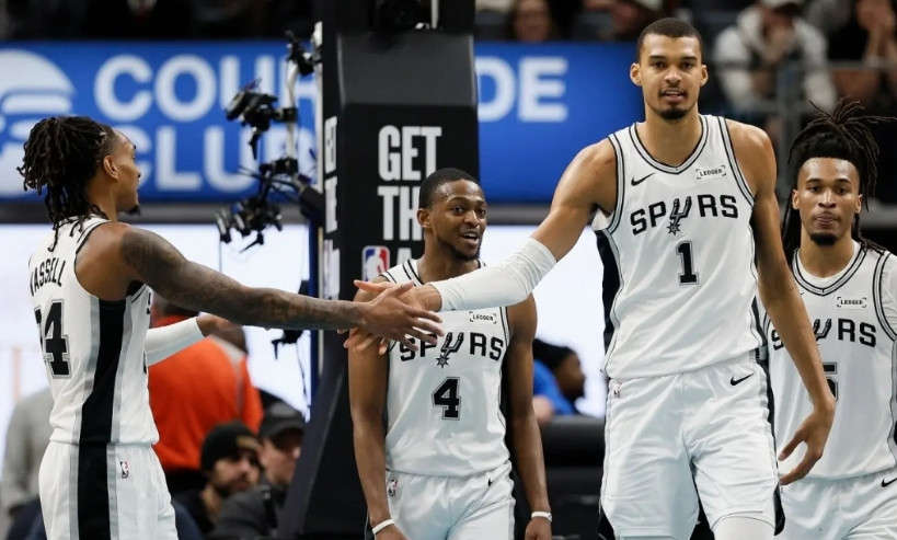 马刺用尚帕尼顶替巴恩斯，首发阵容的实力变得更强了：1、后卫：福克斯——身高1