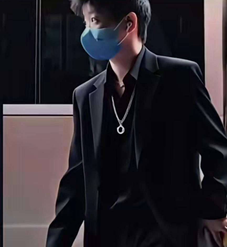 别再猜那条项链是不是借的了。压根不是造型师随便挑的配饰！是国际珠宝品牌下