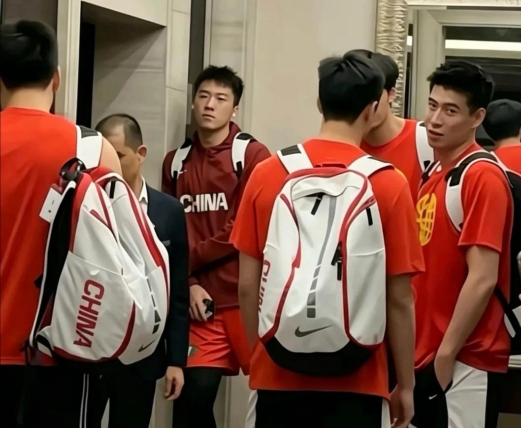 身心俱疲，王俊杰赛后墙边短暂休整热身赛结束，男篮全队启程返回酒店休整，途中