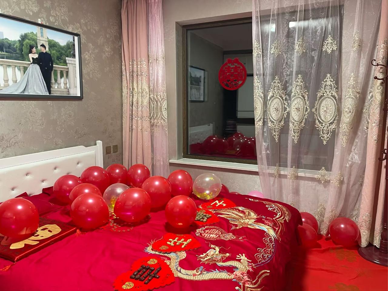 朋友家闺女十一刚办的婚礼,下午俩人就去旅游了,结果回来一看,新房里居然住了人,还